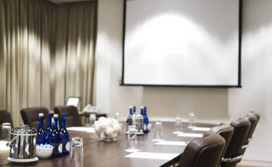 Czym wyróżniają się konferencyjne sale w hotelach przy plaży?