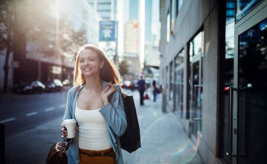 Jak nosić wiosenny beżowy płaszczyk, aby podkreślić swoją sylwetkę?