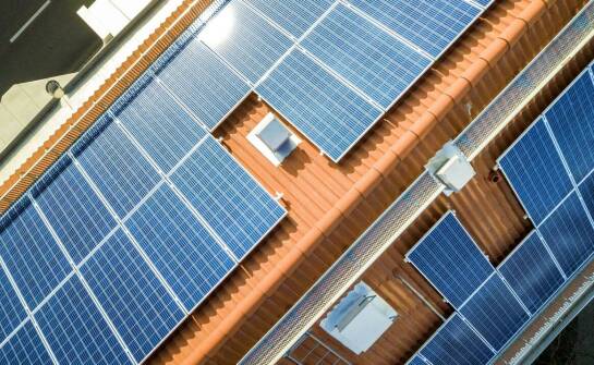 Jak fotowoltaiczne panele wpływają na obniżenie kosztów energii w przedsiębiorstwach?