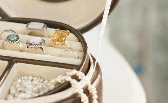 Jak skutecznie zamawiać biżuterię online z uwzględnieniem dostawy czasu?