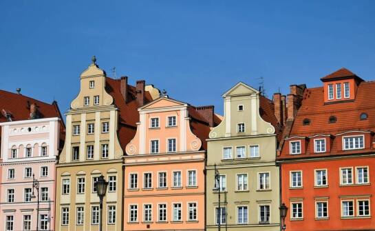 Jakie są kluczowe kroki przy zakupie mieszkania w turystycznych regionach?