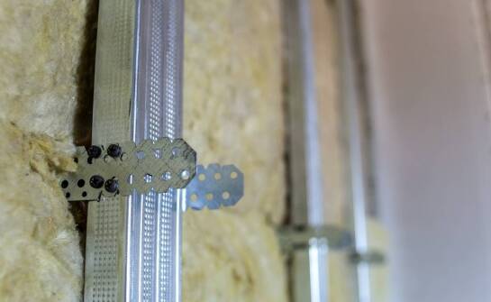 Wpływ akustycznej taśmy pod OSB na jakość akustyki w pomieszczeniach