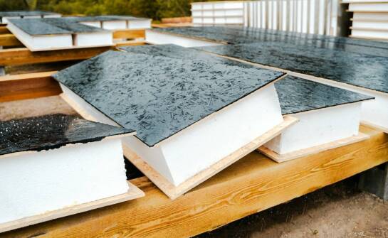 Jak wybrać odpowiednią grubość styropianu do wylewki?