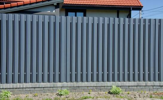Jak nowoczesne pionowe ogrodzenia metalowe wpływają na bezpieczeństwo posesji?
