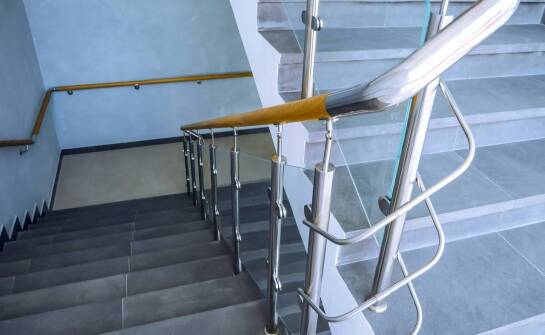 Profesjonalny lakier do schodów jako część antypoślizgowego systemu ochrony