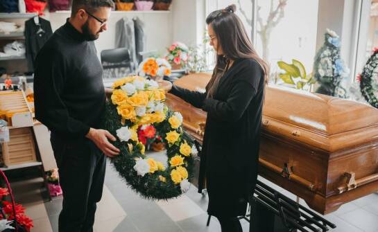 Różnorodność stylów suszonych wianków – co oferuje rynek dekoracji nagrobnych?