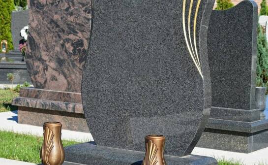 Jakie elementy wpływają na ostateczny wygląd i trwałość cmentarnego pomnika?