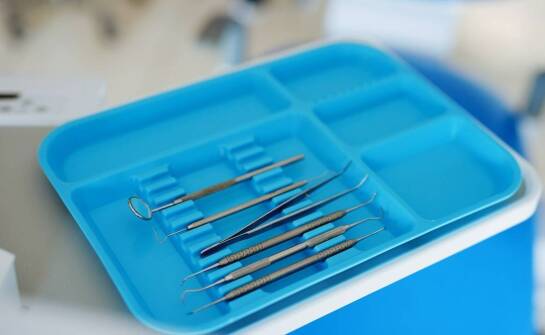 Wygięta linia a jakość narzędzi periodontologicznych – przegląd badań