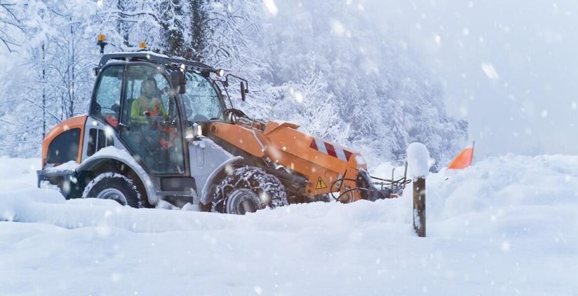 Zimowe utrzymanie terenów zieleni: znaczenie odśnieżania w Iwanowicach