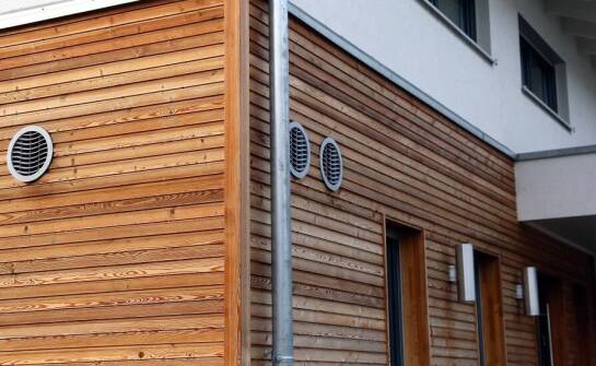 Jakie są najczęstsze błędy przy montażu elewacji drewnianych?