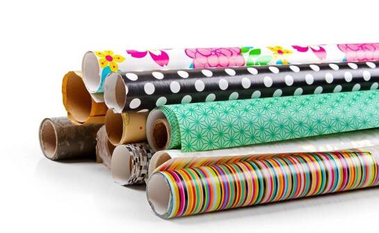 Jakie są najnowsze trendy w projektowaniu papieru do pakowania cukierków?