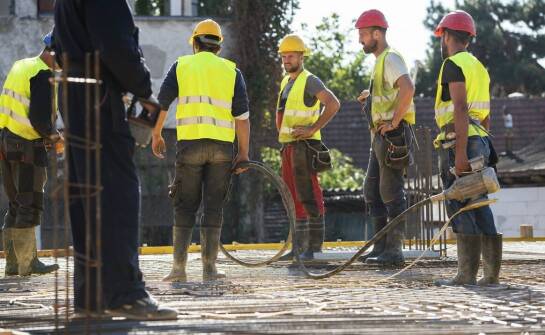 Znaczenie szkoleń BHP dla pracowników w firmach wyburzeniowych