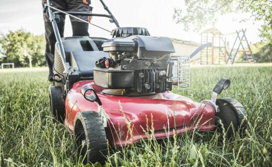 Spalinowe kosiarki: jak zapewnić sobie satysfakcję z użytkowania