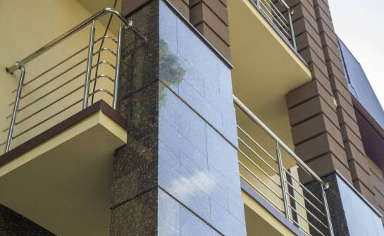 Zastosowanie elewacyjnych płytek klinkierowych wokół komina