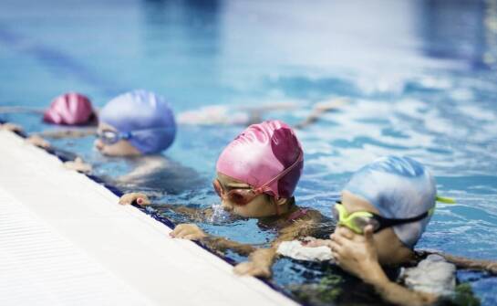 Czy koszty nauki pływania różnią się w zależności od techniki?
