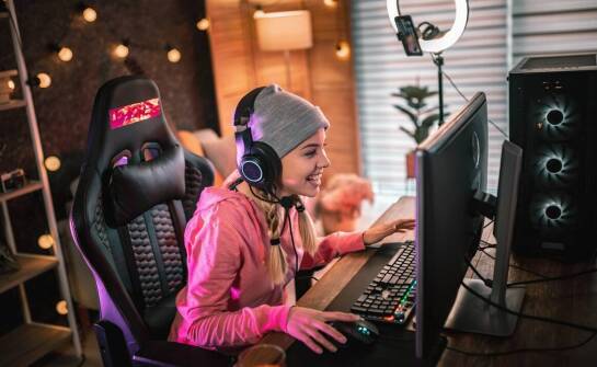 Wpływ elektrycznych stelaży na komfort i efektywność przy grze na komputerze