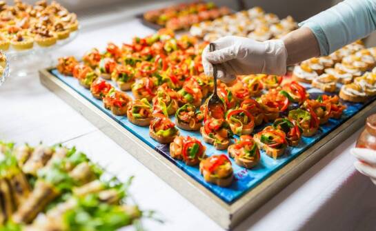 Organizacja tematycznych przyjęć – jak dostosowujemy ofertę do potrzeb klienta?