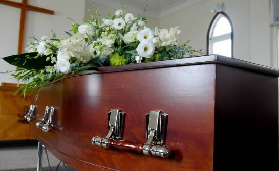 Jakie są różnice między tradycyjnym pogrzebem a urnowym?