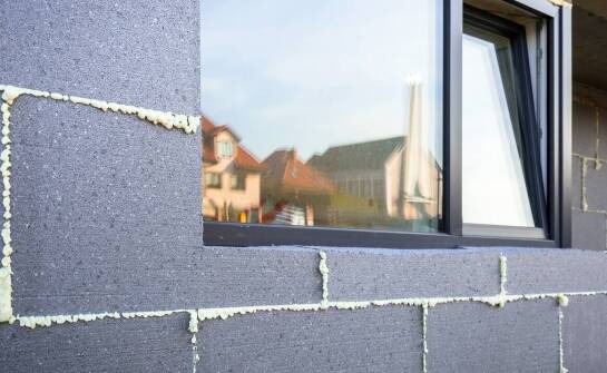 Nowoczesne kleje do styropianu a ich wpływ na przyczepność izolacyjnych materiałów