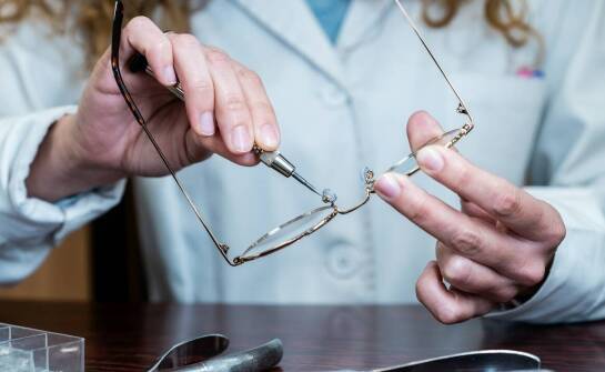 Jakie materiały wymagają szczególnej uwagi przy naprawie okularów?