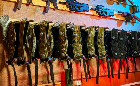 Jakie akcesoria warto dokupić do taktycznej kamizelki?