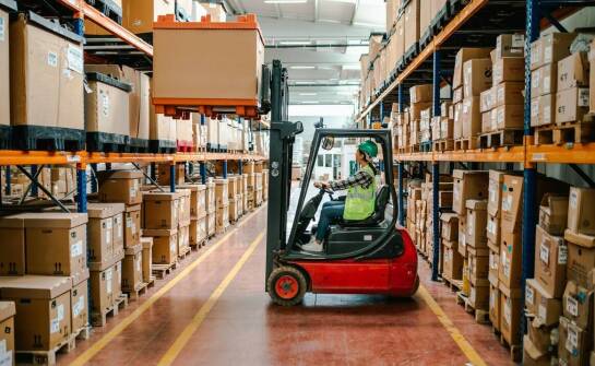 Bezpieczeństwo pracy w magazynie po ukończeniu kursu.