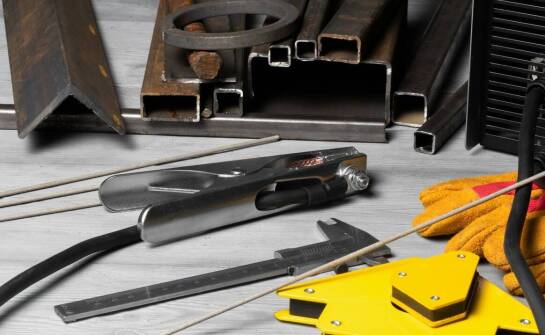 Srebrzystoszary metal: kluczowy element w skupie narzędziowej stali