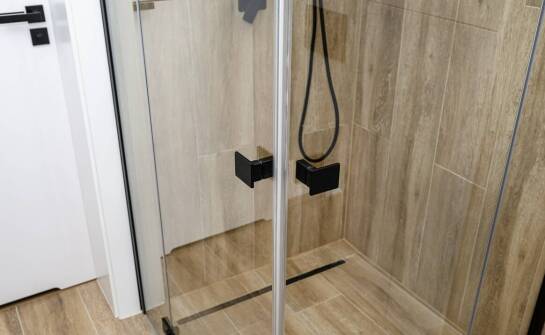 Zawiasy do drzwi prysznicowych – jakie cechy powinny mieć idealne modele?