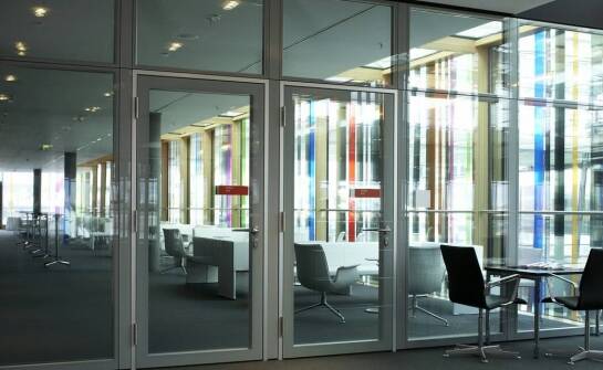 Estetyczne rozwiązania: drzwi szklane w biurze