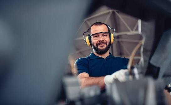 Profesjonalne ochronne okulary a ochrona wzroku – dlaczego są niezbędne?