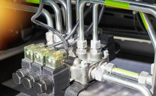 Zastosowanie hydraulicznych siłowników w budownictwie: kluczowe aspekty