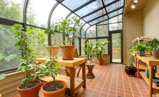 Zalety i wady różnych typów przeszkleń w ogrodach zimowych