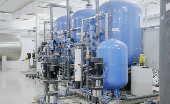 Demineralizacja wody w przemyśle – jakie technologie warto zastosować?