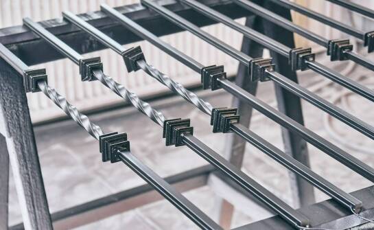 Jakie są estetyczne i praktyczne korzyści ze stosowania daszków na słupki?