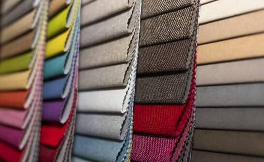 Tapicerowanie foteli w restauracjach – jakie materiały zapewnią długowieczność?