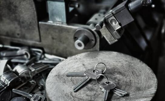 Zastosowanie żeliwnych i mosiężnych kłódek w różnych branżach