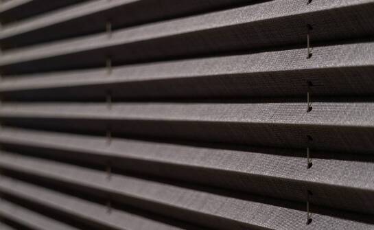 Drewniane żaluzje w praktyce: jak zapewnić sobie komfort użytkowania