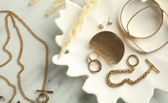 Złote kolczyki jako subtelna pamiątka z chrztu – co warto rozważyć?