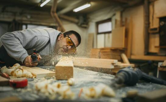 Prędkość skrawania drewna – jak wpływa na jakość i wydajność produkcji?