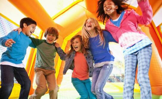 Wynajem rozrywkowych urządzeń: jak zaskoczyć uczestników eventu?