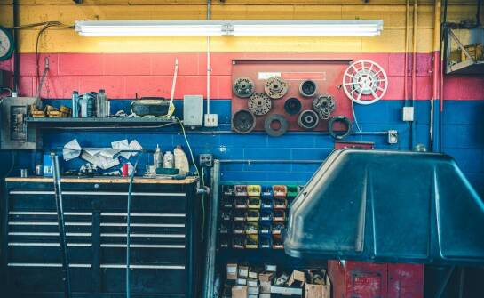 Wpływ maszyn do demontażu opon na efektywność pracy w warsztatach