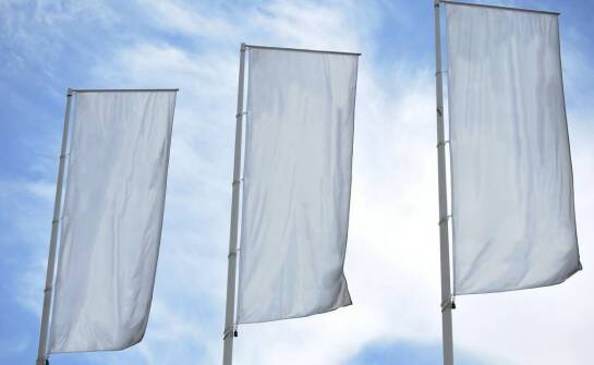 Oświetlenie flag a efektywność promocji w nocy