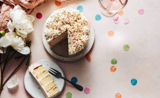 Oryginalne pomysły na wykorzystanie pikerów do babeczek w dekoracji tortu na roczek