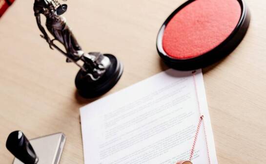 Jakie elementy wpływają na ostateczną cenę usługi notarialnej przy zakupie mieszkania?