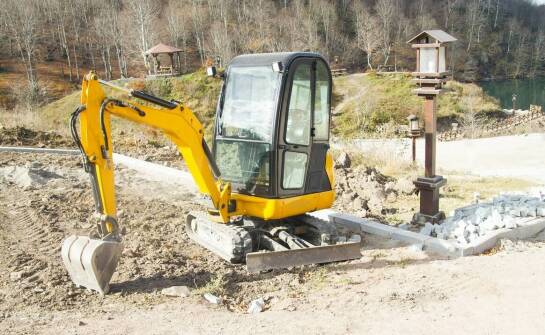 Usługi minikoparką jako wsparcie przy ogrodowych pracach