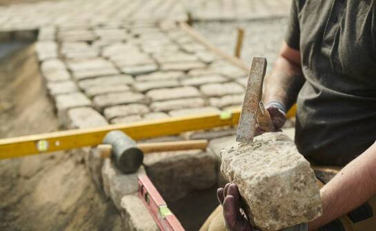 Jakie są zalety i wady różnych metod rozprowadzania żwiru pod brukową kostką?