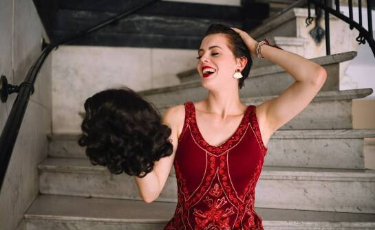 Jak dopasować fryzurę do wieczorowej sukienki XS, aby wyglądać olśniewająco?