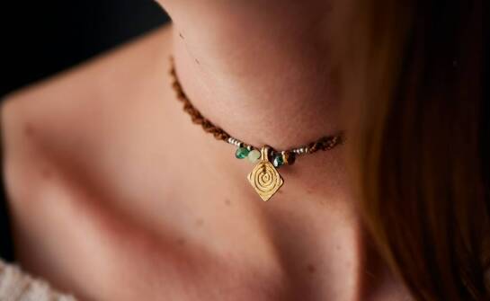 Wpływ pirytu na kreatywność: dlaczego warto nosić ten kamień?