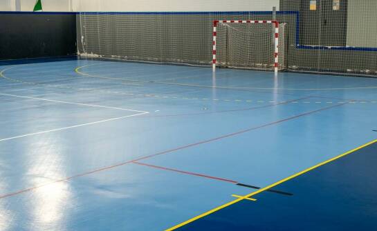 Jakie cechy powinny mieć halowe piłki dla dorosłych amatorów?