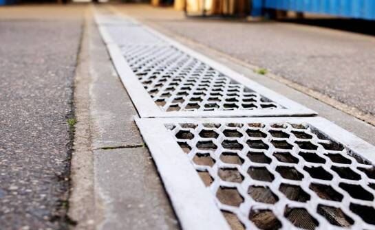 Jakie funkcje pełni podłużna kratka ściekowa w systemach odwodnień przemysłowych?